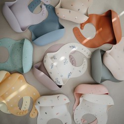 BABERO SILICONA SOLID DOVE GRAY 26.5x3.5 CM
